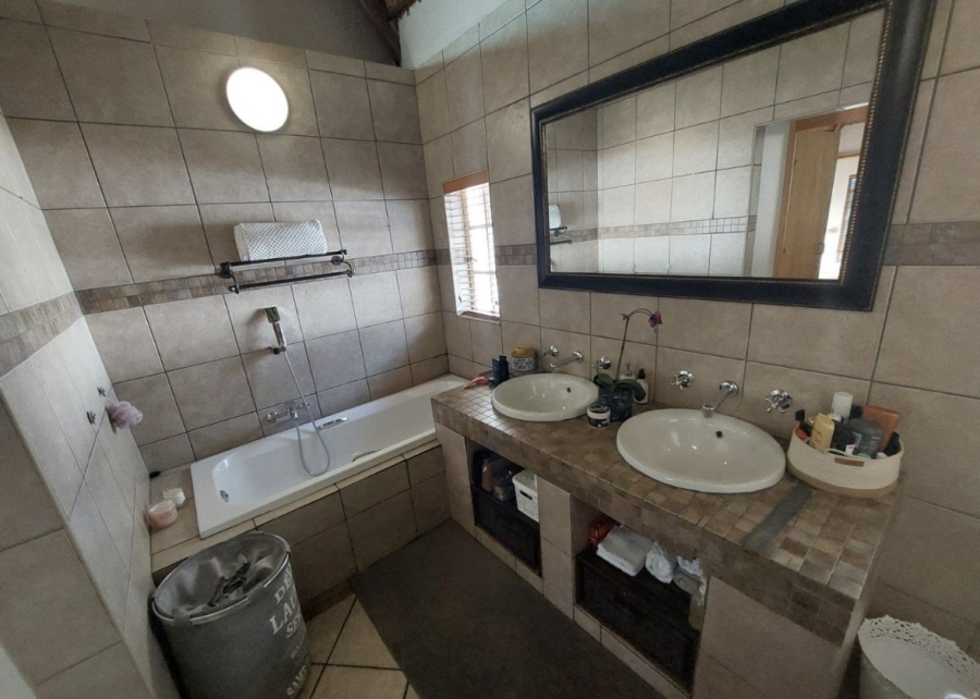 To Let 4 Bedroom Property for Rent in Flamwood North West